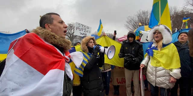 Příznivci Ukrajiny jásají "Podporuji Ukrajinu" mimo bílý dům