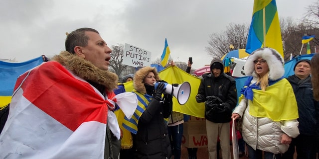 skandowali ukraińscy kibice "Popieram Ukrainę" Poza Białym Domem