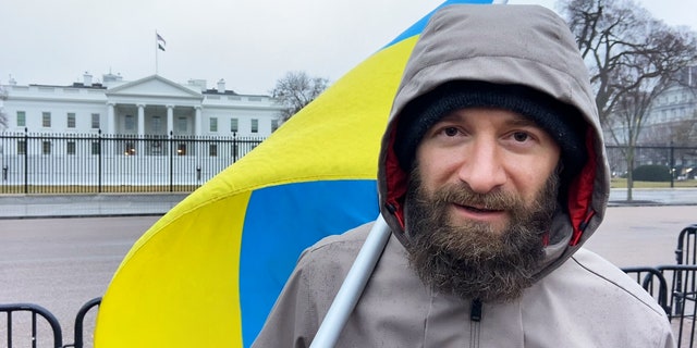 Ukrajinský muž protestující před Bílým domem řekl, že jeho rodina se v současné době skrývá na Ukrajině a někteří z jeho přátel se od té doby přidali k ukrajinské armádě.