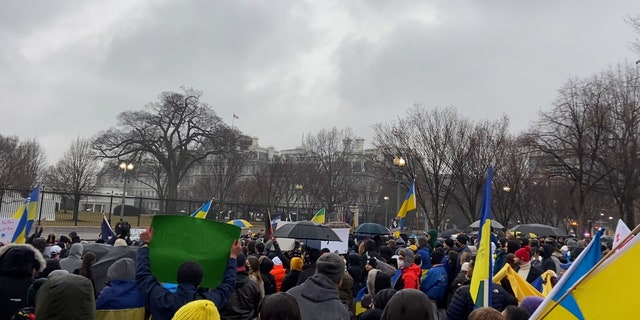 Před Bílým domem se ve čtvrtek pozdě odpoledne začal shromažďovat dav příznivců Ukrajiny