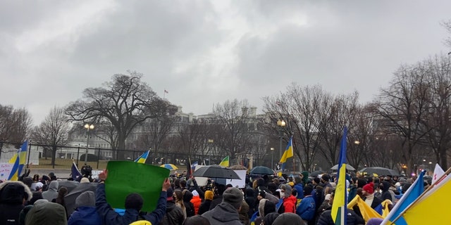 Před Bílým domem se ve čtvrtek pozdě odpoledne začal shromažďovat dav příznivců Ukrajiny