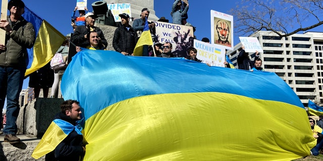 Ukrainian-Americans hold giant Ukraine flag in Washington, D.C.
