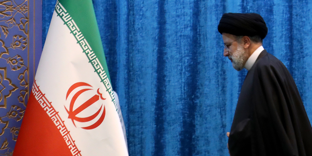 에브라힘 라이시 이란 대통령이 2022년 2월 11일 이란 혁명 43주년 기념일의 일환으로 비엔나에서 핵 협상에 관해 연설하고 있다. 사진 제공: Iranian Presidency/Handout/Anadolu Agency via Getty Images