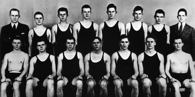 Il politico americano John Fitzgerald Kennedy, 35° Presidente degli Stati Uniti (ultima fila, terzo da sinistra) con altri membri dell'Harvard Swimming Team. 