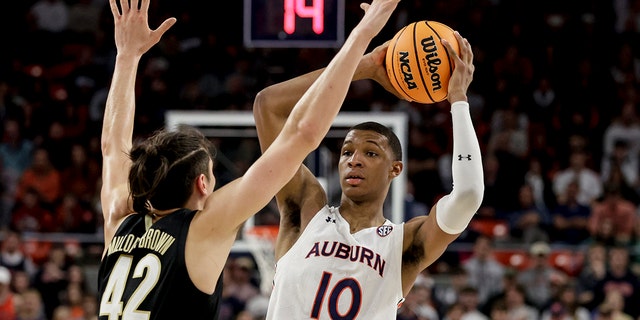 Auburn forward Jabari Smith (10) looks to pass the ball as Vanderbilt forward Quentin Millora-Brown (42) defends during the second half of an NCAA college basketball game Wednesday, 二月. 16, 2022, in Auburn, 翼.