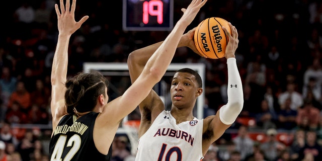 Auburn forward Jabari Smith (10) looks to pass the ball as Vanderbilt forward Quentin Millora-Brown (42) defends during the second half of an NCAA college basketball game Wednesday, 二月. 16, 2022, in Auburn, 翼.