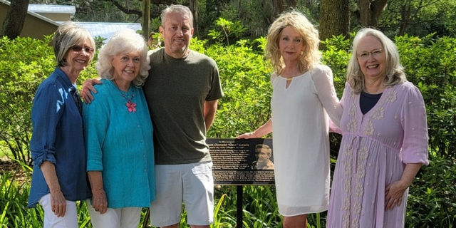 Online sleuth Jack Smith with Don Lewis' first wife and three daughters.