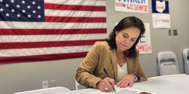 Jane Timken, candidata ao Senado de Ohio e ex-líder estadual do Partido Republicano, assinou a promessa 'Parar a Teoria Crítica da Raça' em 12 de julho de 2021, em seu escritório de campanha em Columbus, Ohio.
