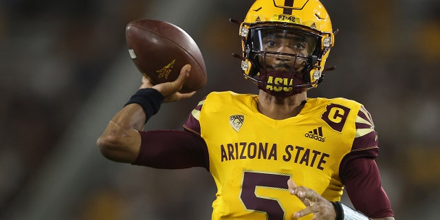 Arizona State player rips Jayden Daniels as he's reportedly about to enter the transfer gate 3 Arizona State Sun Devils quarterback Jayden Daniels throws a pass during the first half against the Colorado Buffaloes at Sun Devil Stadium on September 25, 2021 in Tempe, Arizona.