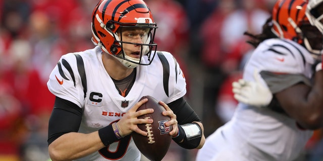 Cincinnati Bengals quarterback Joe Burrow scrambles in the fourth quarter of the AFC Championship game between the Cincinnati Bengals and Kansas City Chiefs on Jan 30, 2022 at GEHA Field at Arrowhead Stadium in Kansas City, MO.