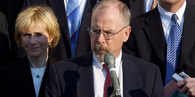 El fiscal federal John Durham, centro, afuera de la corte federal en New Haven, Conn., después de la sentencia del exgobernador John Rowland.