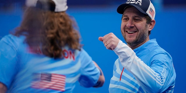 United States' John Shuster, destra, celebrates with Matt Hamilton, sinistra, during a men's curling match against Denmark at the Beijing Winter Olympics Thursday, Feb. 17, 2022, a Pechino.