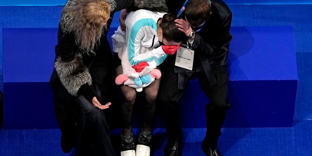 그 페이지 중 하나에는 전면 이중의 내부 작업이 있습니다., of the Russian Olympic Committee, reacts after competing in the women's free skate program during the figure skating competition at the 2022 동계 올림픽, 목요일, 2 월. 17, 2022, 베이징에서.