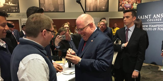Maryland'den Cumhuriyetçi Vali Larry Hogan, 23 Nisan 2019'da Goffstown, NH'de Saint Anselm College'daki New Hampshire Politika Enstitüsü'nde Politika ve Yumurta konuşma serisine hitap ettikten sonra ikonik tahta yumurtaları imzaladı.