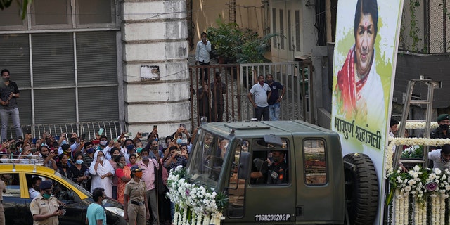 The body of Lata Mangeshkar, is taken for funeral procession outside her house in Mumbai, India, domingo, Feb.6, 2022. The legendary Indian singer with a prolific, groundbreaking catalog and a voice recognized by a billion people in South Asia, died Sunday morning of multiple organ failure. Ella estaba 92.