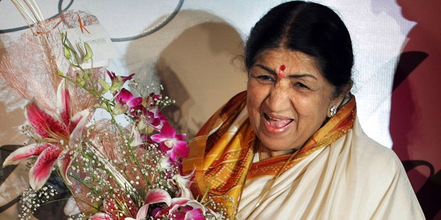 Singer Lata Mangeshkar laughs at the launch of her hindi music album 'Saadgi' or Simplicity, on World Music Day, in Mumbai, India, jueves, junio 21, 2007.  Lata Mangeshkar, legendary Indian singer with a voice recognized by a billion people in South Asia, ha muerto en 92.