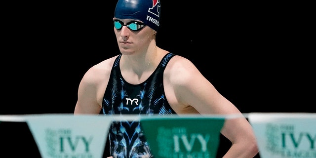 Lia Thomas de Penn espera para nadar en una ronda clasificatoria del estilo libre de 200 yardas en la Universidad de Harvard, el 18 de febrero de 2022, en Cambridge.