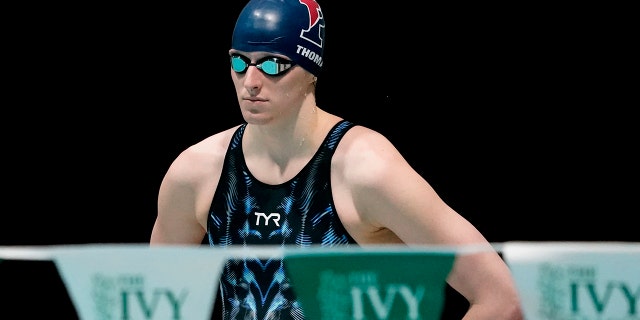 Lia Thomas de Penn espera para nadar en una ronda clasificatoria en el Campeonato de Natación y Buceo Femenino de la Ivy League en la Universidad de Harvard, el 18 de febrero de 2022.