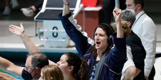Pennsylvania's Lia Thomas cheers for teammates competing in the 1,650-yard freestyle final at the Ivy League swimming and diving championships at Harvard, 星期六, 二月. 19, 2022, in Cambridge, 弥撒.