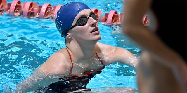 La nadadora transgénero Penn Lia Thomas durante los calentamientos antes de una competencia de natación universitaria de la NCAA contra Harvard el 22 de enero de 2022 en la Universidad de Harvard en Cambridge, Massachusetts. 