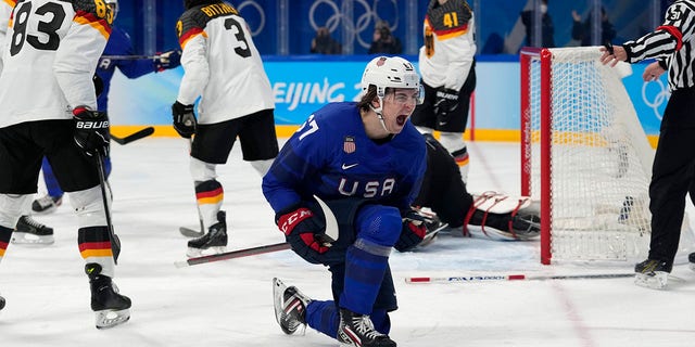 Matt Nice aus den Vereinigten Staaten feierte am Sonntag, den 13. Februar 2022, in Peking ein Tor während der Eröffnungsrunde des Eishockeyspiels der Männer gegen Deutschland bei den Olympischen Winterspielen.