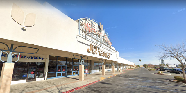 California smash-and-grab robbers acted ‘casual’ during jewelry heist: police 3 The smash-and-grab robbery targeted the Merced Mall on Tuesday in Merced, Calif., Police say.