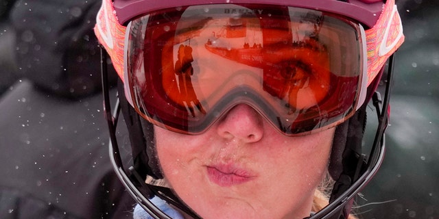 Mikaela Shiffrin, des États-Unis, fait des gestes après sa chute dans le slalom combiné féminin aux Jeux olympiques d'hiver de 2022, le 2 février 2022.  17 décembre 2022, dans le district de Yanqing à Pékin.