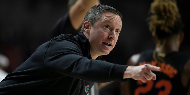 Florida head coach Mike White hollers at the team during the first half of an NCAA college basketball game against Auburn Saturday, 二月. 19, 2022, in Gainesville, 弗拉. 
