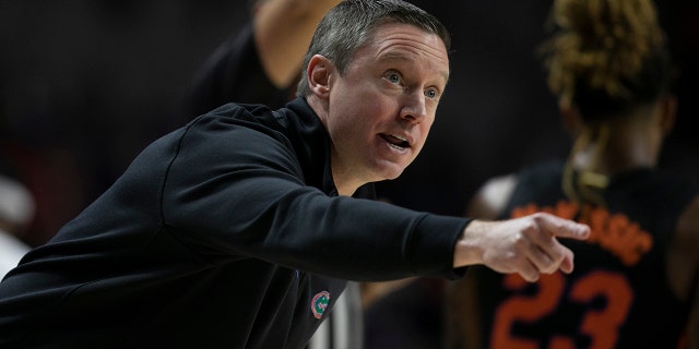 Florida head coach Mike White hollers at the team during the first half of an NCAA college basketball game against Auburn Saturday, 二月. 19, 2022, in Gainesville, 弗拉.