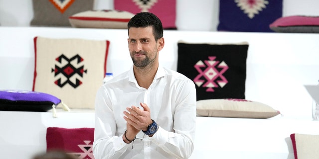 Serbian tennis star Novak Djokovic claps during a presentation of the Novak Djokovic Foundation in the Serbian pavilion at Dubai Expo 2020, in Dubai, アラブ首長国連邦, 木曜日, 2月. 17, 2022. Djokovic on Thursday received a warm welcome in Dubai, where he visited the world's fair following the global drama around his decision to remain unvaccinated.