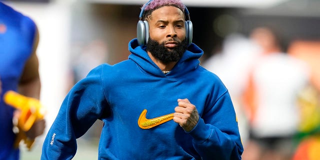 El receptor abierto de Los Angeles Rams, Odell Beckham Jr., se calienta antes del Super Bowl contra los Cincinnati Bengals el 13 de febrero de 2022 en Inglewood, California.