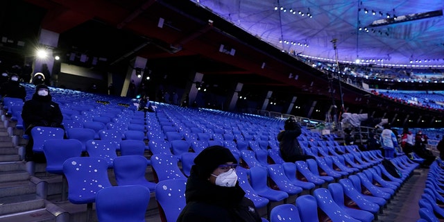 People wait for the opening ceremony of the 2022 Winter Olympics, Vrydag, Feb.. 4, 2022,Winterspeleg.