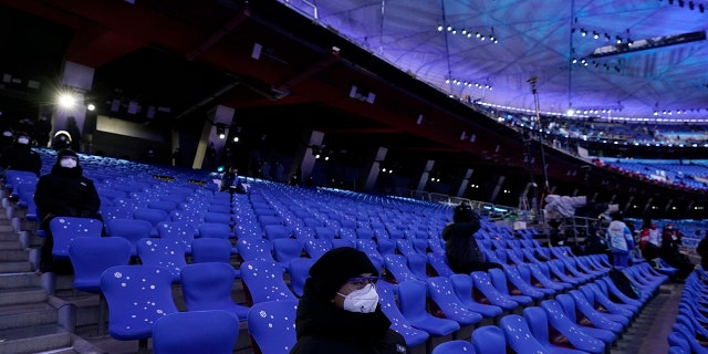 People wait for the opening ceremony of the 2022 Winter Olympics, Vrydag, Feb.. 4, 2022,Winterspeleg.