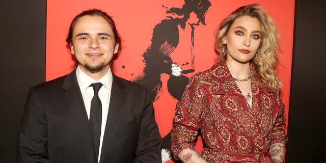 Paris avec son frère Prince, 24 ans, sur le tapis rouge avant le spectacle.