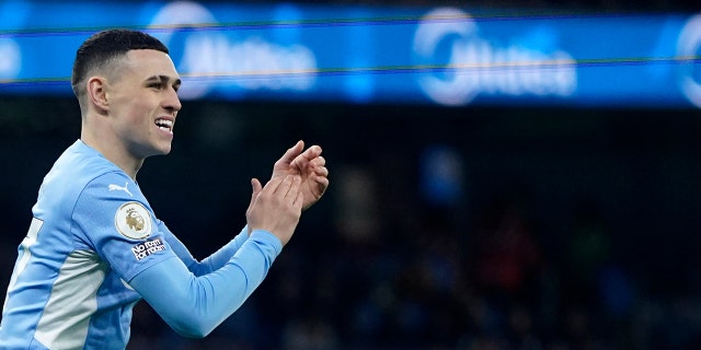Manchester City's Phil Foden applauds during an English Premier League soccer match between Manchester City and Tottenham Hotspur at the Etihad stadium in Manchester, 英国, 星期六, 二月. 19, 2022.