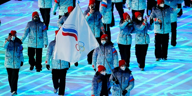 Olga Fatkulina and Vadim Shipachyov of the Russian Olympic Committee carry a flag into the stadium during the opening ceremony of the 2022 동계 올림픽, 금요일, 2 월. 4, 2022, 베이징에서.