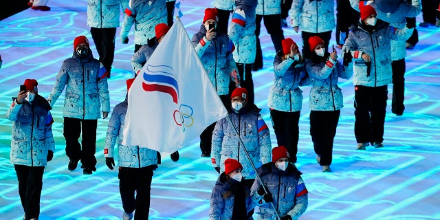 Olga Fatkulina and Vadim Shipachyov of the Russian Olympic Committee carry a flag into the stadium during the opening ceremony of the 2022 동계 올림픽, 금요일, 2 월. 4, 2022, 베이징에서.