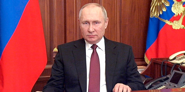 在这张照片中，俄罗斯总统弗拉基米尔·普京于2022年2月24日在莫斯科向全国发表讲话。