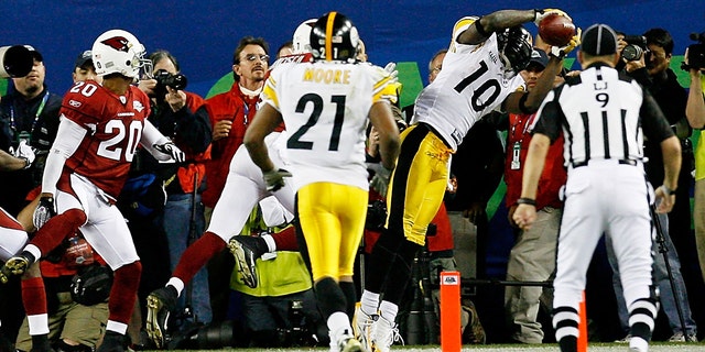 Santonio Holmes (10) of the Pittsburgh Steelers catches a 6-yard touchdown pass in the fourth quarter against the Arizona Cardinals during Super Bowl XLIII Feb. 1, 2009, al Raymond James Stadium di Tampa, Fla. The Steelers won the game by a score of 27-23. 