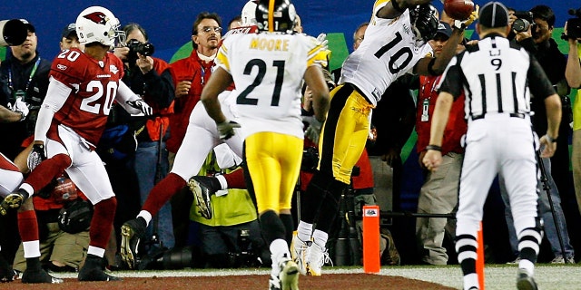 Santonio Holmes (10) of the Pittsburgh Steelers catches a 6-yard touchdown pass in the fourth quarter against the Arizona Cardinals during Super Bowl XLIII Feb. 1, 2009, al Raymond James Stadium di Tampa, Fla. The Steelers won the game by a score of 27-23.