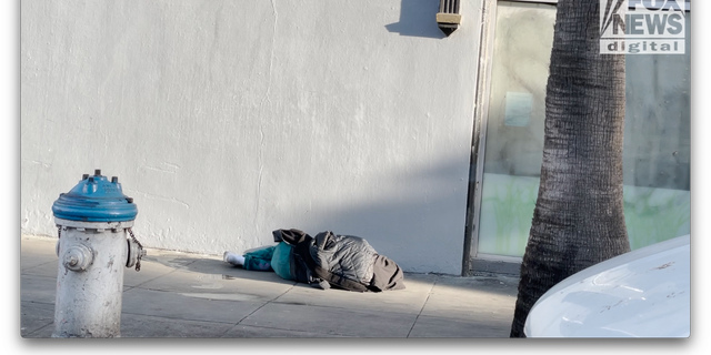 Una persona yace en la acera cerca del centro de San Francisco.