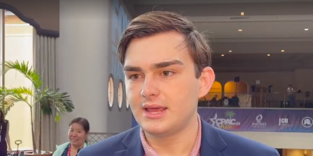Un estudiante de la Universidad de Carolina del Este habla con Fox News Digital en CPAC
