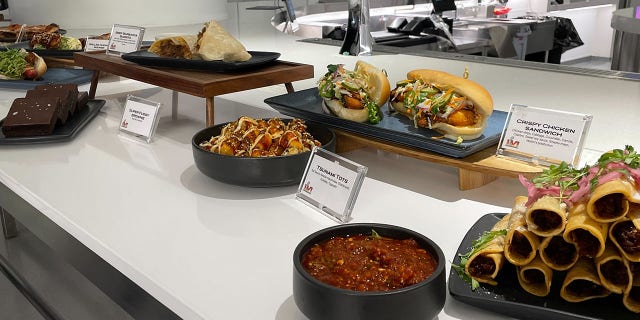 Super Bowl 2022: SoFi Stadium gears up for packed house to watch Rams-Bengals battle for NFL championship 7 The chicken sandwich and tsunami tots are among the favorites.