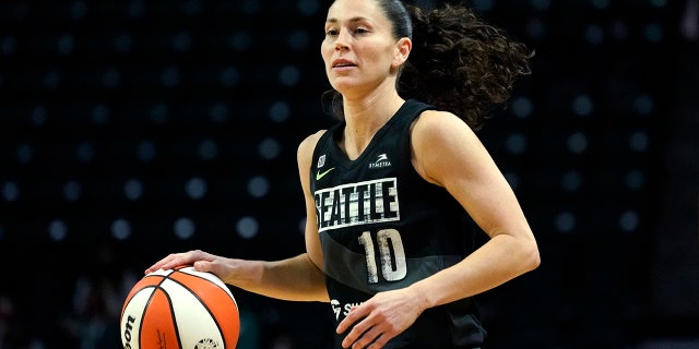 파일 - Seattle Storm's Sue Bird dribbles in the first half of a WNBA second round playoff basketball game against the Phoenix Mercury, 일요일, 씨족. 26, 2021, in Everett, 빨래. Sue Bird officially re-signed Friday, 2 월. 18, 2022, with the Seattle Storm, her only WNBA team, in what is expected to be her final season.