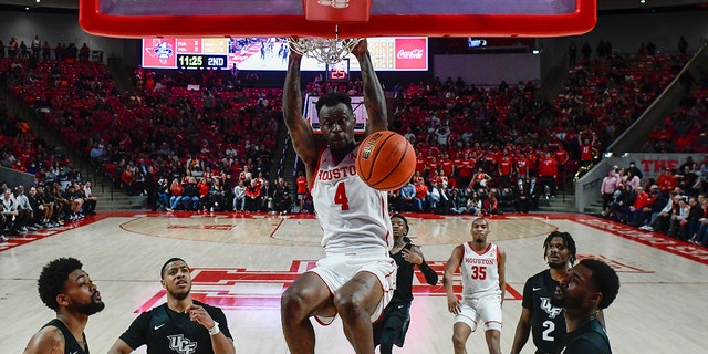 Houston guard Taze Moore (4) dunks the ball against Central Florida during the second half of an NCAA college basketball game Thursday, 2月. 17, 2022, ヒューストンで.