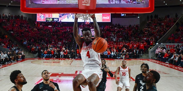 Houston guard Taze Moore (4) dunks the ball against Central Florida during the second half of an NCAA college basketball game Thursday, 2月. 17, 2022, ヒューストンで.