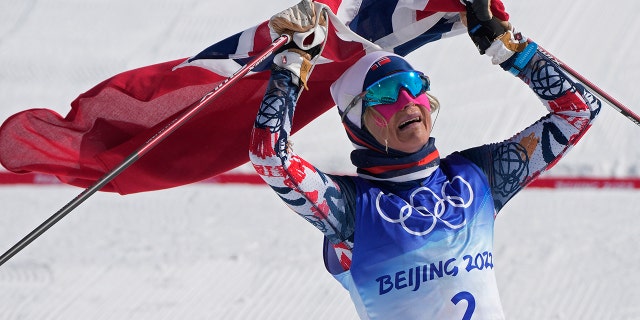 Norway's Therese Johaug celebrates after crossing the finish during the women's 30km mass start free cross-country skiing competition at the 2022 동계 올림픽, 일요일, 2 월. 20, 2022, in Zhangjiakou, 중국.