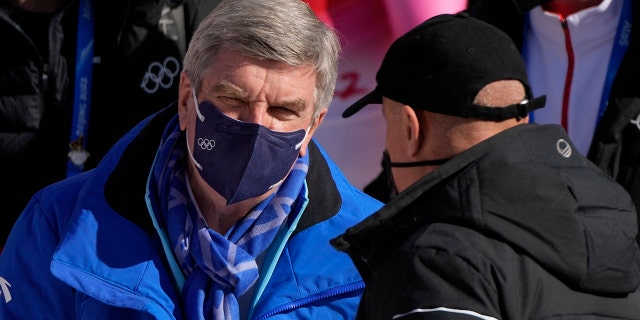 President of the International Olympic Committee, 토마스 바흐, 왼쪽, arrives for the men's downhill at the 2022 동계 올림픽, 월요일, 2 월. 7, 2022, in the Yanqing district of Beijing.