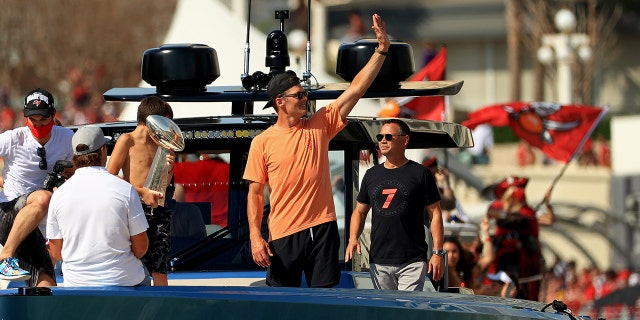 Tom Brady, número 12 de los Tampa Bay Buccaneers, celebra su victoria en el Super Bowl LV durante un desfile de botes por la ciudad el 10 de febrero de 2021 en Tampa, Florida.