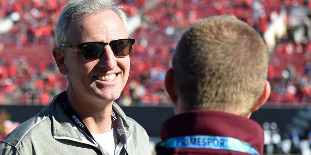 Trey Wingo, a la izquierda, habla al margen antes del Mitsubishi Motors Las Vegas Bowl entre los Fresno State Bulldogs y los Arizona State Sun Devils en el Sam Boyd Stadium el 15 de diciembre de 2018 en Las Vegas.